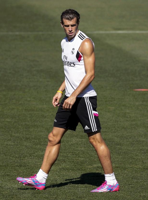 Gareth Bale im Trikot von Real Madrid auf einem Trainingsplatz.