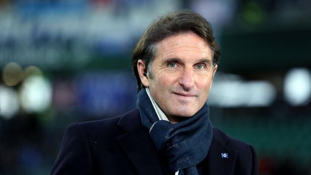 Ein Porträt von Marcell Jansen mit Schal und Anzug.