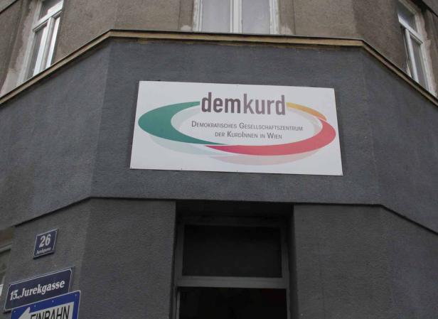 Das Schild des Demokratischen Gesellschaftszentrums der Kurdinnen in Wien.