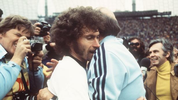 Franz Beckenbauer umarmt Paul Breitner nach dem Gewinn der Fußball-Weltmeisterschaft 1974.