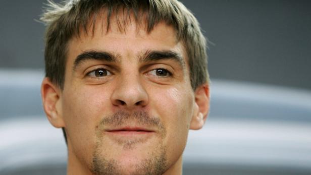 Nahaufnahme eines Mannes mit braunen Augen und kurzem Haar.