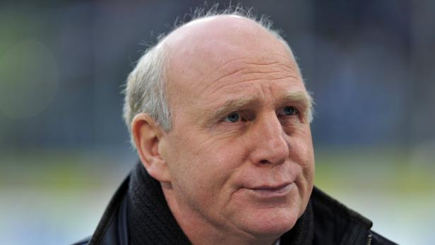 Nahaufnahme eines Mannes mit grauem Haar und einem schwarzen Schal.