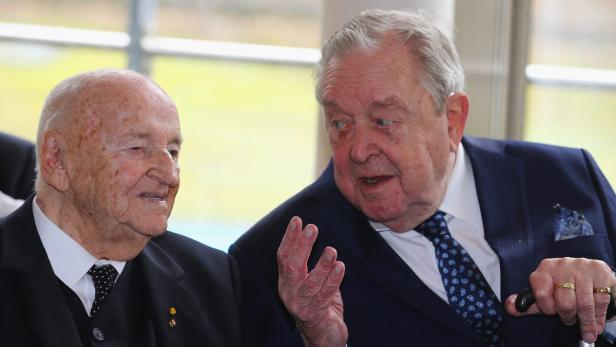 Zwei ältere Männer unterhalten sich angeregt.