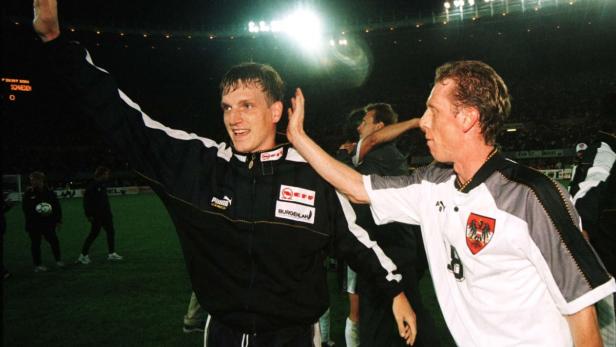 Zwei österreichische Fußballspieler feiern auf dem Rasen.