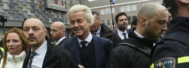 Geert Wilders inmitten von Sicherheitsbeamten und Unterstützern.
