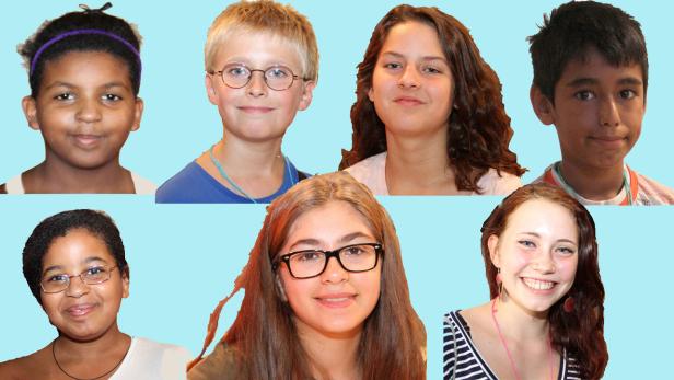 Ein Gruppenporträt von sechs jungen Menschen unterschiedlicher Herkunft vor hellblauem Hintergrund.