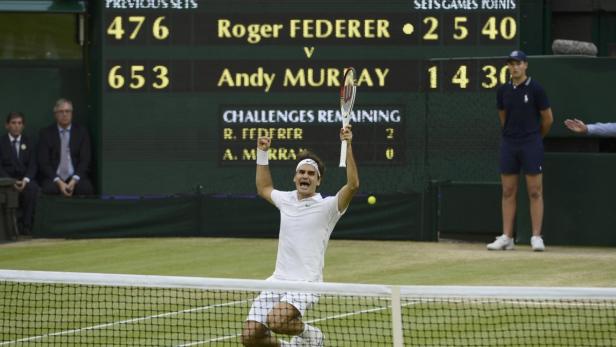 Nach dem letzten Ball zeigte sich Federer emotional. Roger Federer feiert seinen Sieg gegen Andy Murray in Wimbledon.