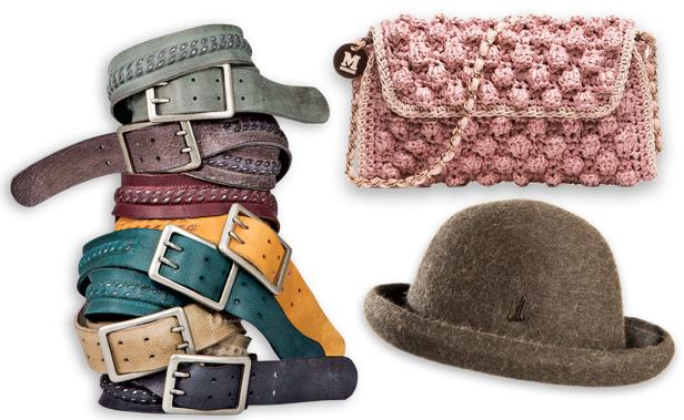 Ein Stapel bunter Gürtel, eine rosa Handtasche und ein brauner Hut sind zu sehen.