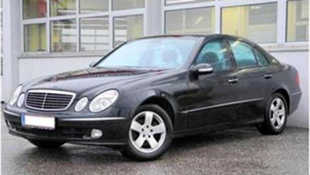 Eine schwarze Mercedes-Benz E-Klasse steht vor einem Gebäude.