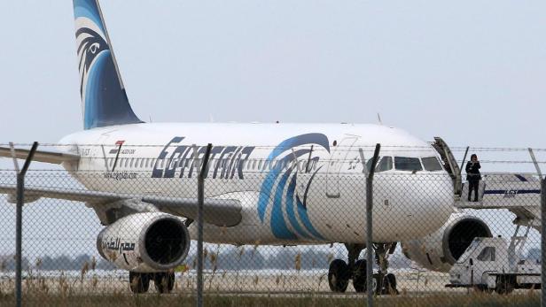 Ein Flugzeug von Egyptair steht auf einem Rollfeld.