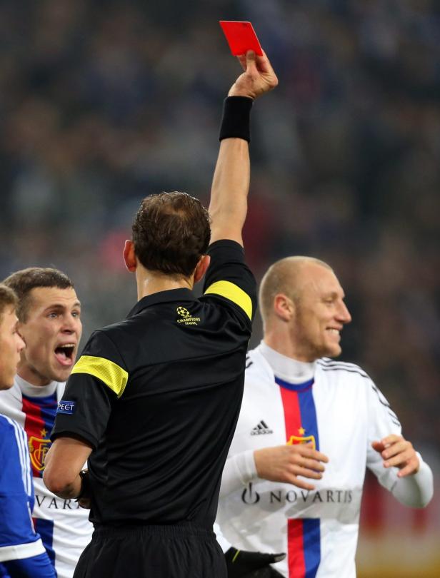 Ein Schiedsrichter zeigt während eines Fußballspiels die Rote Karte.