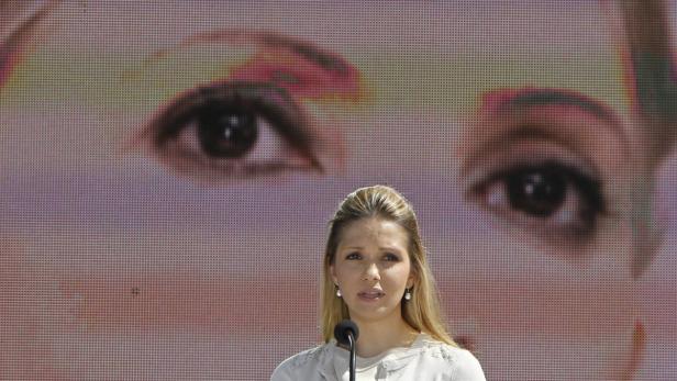 Jewgenija Timoschenko, die Tochter der inhaftlierten Politikerin, betreibt Lobbying für ihre Mutter. Eine Frau spricht vor einem großen Bildschirm, auf dem ein Gesicht zu sehen ist.
