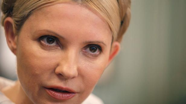 dapdFILE - In this April 4, 2011 file picture Ukraines former Prime Minister and main opposition leader Yulia Tymoshenko speaks during an interview in her office in Kiev, Ukraine. A German doctor says former Ukrainian Prime Minister Yulia Tymoshenkos con Nahaufnahme des Gesichts von Julija Tymoschenko.