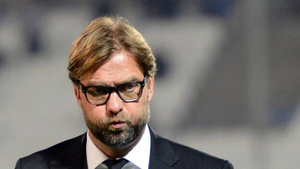 Jürgen Klopp, der Trainer des FC Liverpool, blickt ernst in die Kamera.
