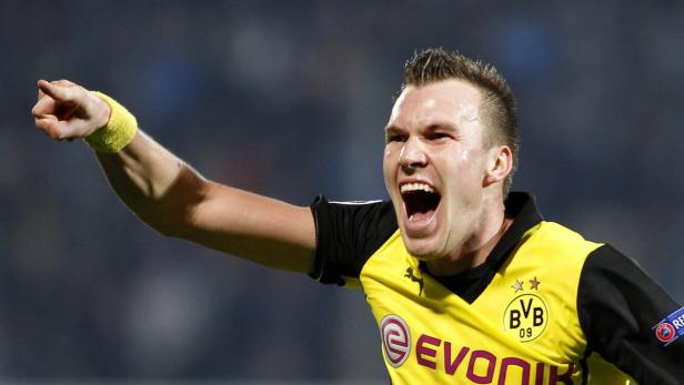 Ein jubelnder Fußballspieler im gelb-schwarzen Trikot von Borussia Dortmund zeigt mit dem Finger.