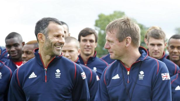 Ryan Giggs im Gespräch mit Stuart Pearce während eines Trainings der britischen Olympia-Fußballmannschaft.