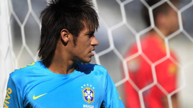 Neymar im Trikot der brasilianischen Nationalmannschaft vor einem Fußballtor.