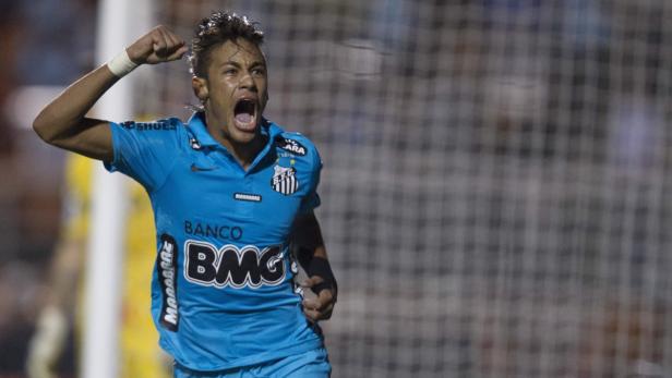 Neymar jubelt in seinem hellblauen Santos-Trikot auf dem Fußballfeld.