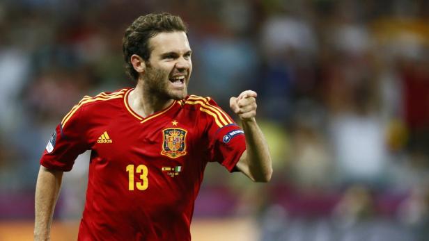 Juan Mata jubelt in seinem roten spanischen Nationaltrikot mit der Nummer 13.