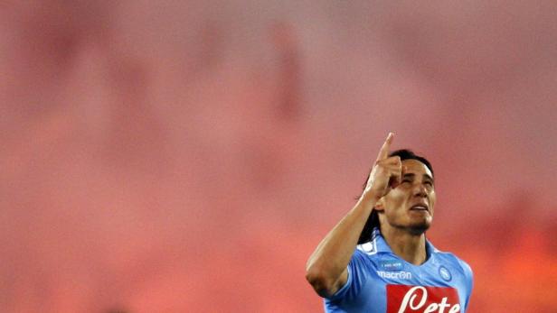 Ein Fußballspieler in hellblauem Trikot zeigt mit dem Finger nach oben.