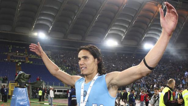 Edinson Cavani jubelt mit erhobenen Armen in einem Fußballstadion.