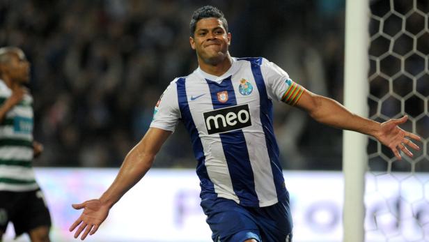 Hulk, ein Fußballspieler des FC Porto, jubelt mit ausgestreckten Armen auf dem Spielfeld.