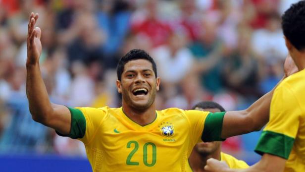 Ein brasilianischer Fußballspieler jubelt mit erhobenen Armen.