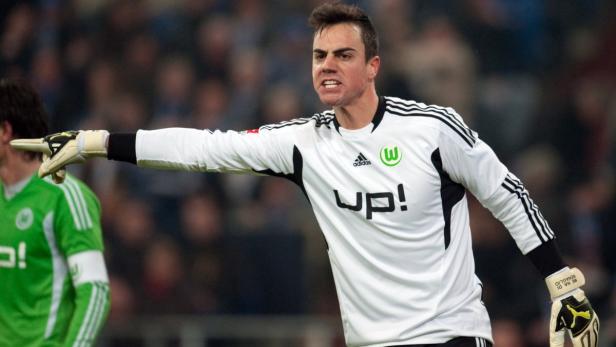 Torwart Diego Benaglio gibt Anweisungen während eines Fußballspiels.