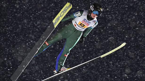 Eine Skispringerin während eines Sprungs bei einem Wettbewerb in Lahti.
