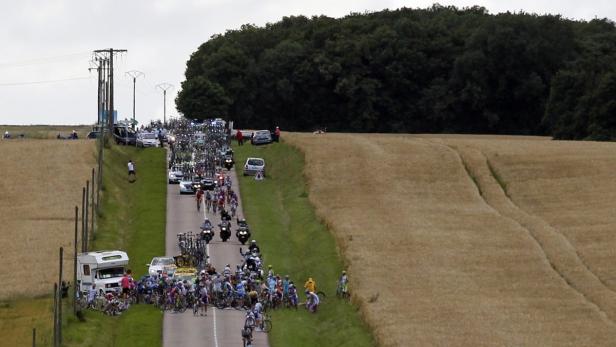 Eine Etappe der Tour de France führt durch eine ländliche Gegend.