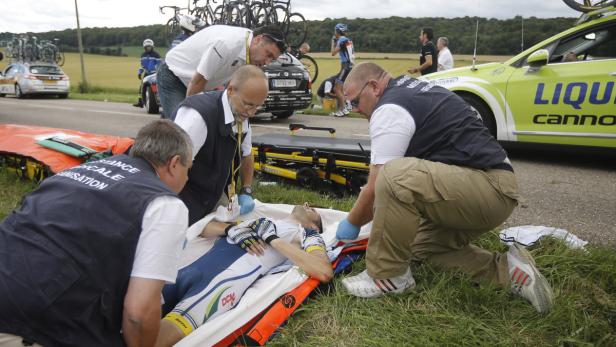 Ein verletzter Radfahrer wird von Sanitätern auf einer Trage versorgt.