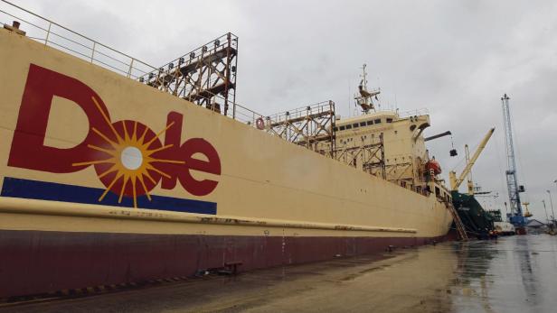 Ein Frachtschiff mit dem Dole-Logo liegt im Hafen.