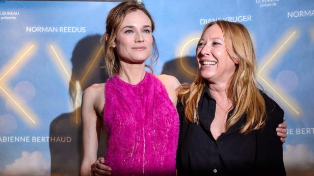 Diane Kruger und eine weitere Frau posieren vor einer Wand mit den Namen von Schauspielern.