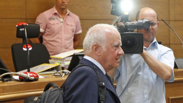 Ein älterer Mann wird von einem Kameramann gefilmt.