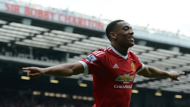 Ein Fußballspieler im roten Trikot von Manchester United jubelt mit ausgestreckten Armen.