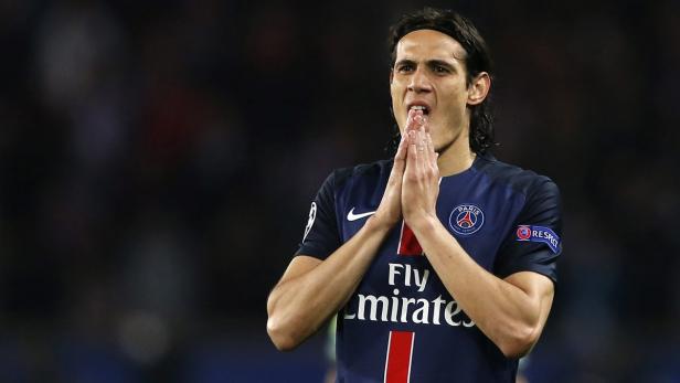 Edinson Cavani, im Trikot von Paris Saint-Germain, hält die Hände vors Gesicht.
