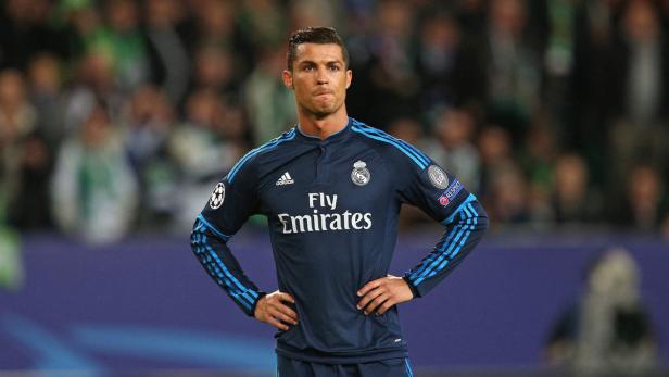 Cristiano Ronaldo im Trikot von Real Madrid mit verschränkten Armen.
