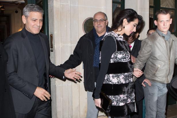 Amal Clooney: Große Babybauch-Show in Paris