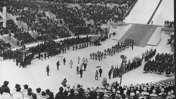Eröffnungszeremonie der Olympischen Winterspiele mit Zuschauern und Athleten.