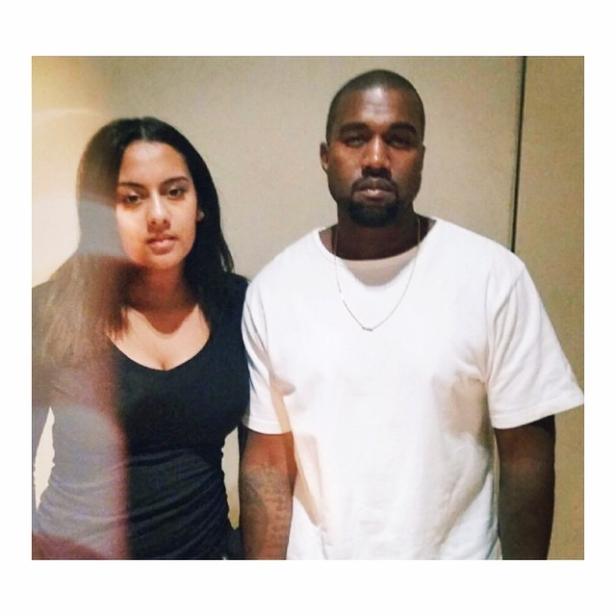 Kanye West posiert mit einer Frau für ein Foto.