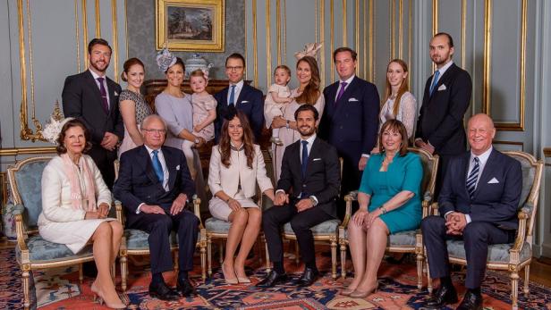 Ein formelles Gruppenfoto der schwedischen Königsfamilie in einem opulenten Raum.