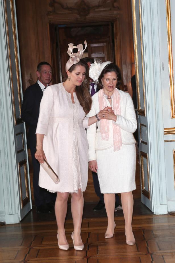 Königin Silvia von Schweden mit Prinzessin Madeleine bei einer Veranstaltung.