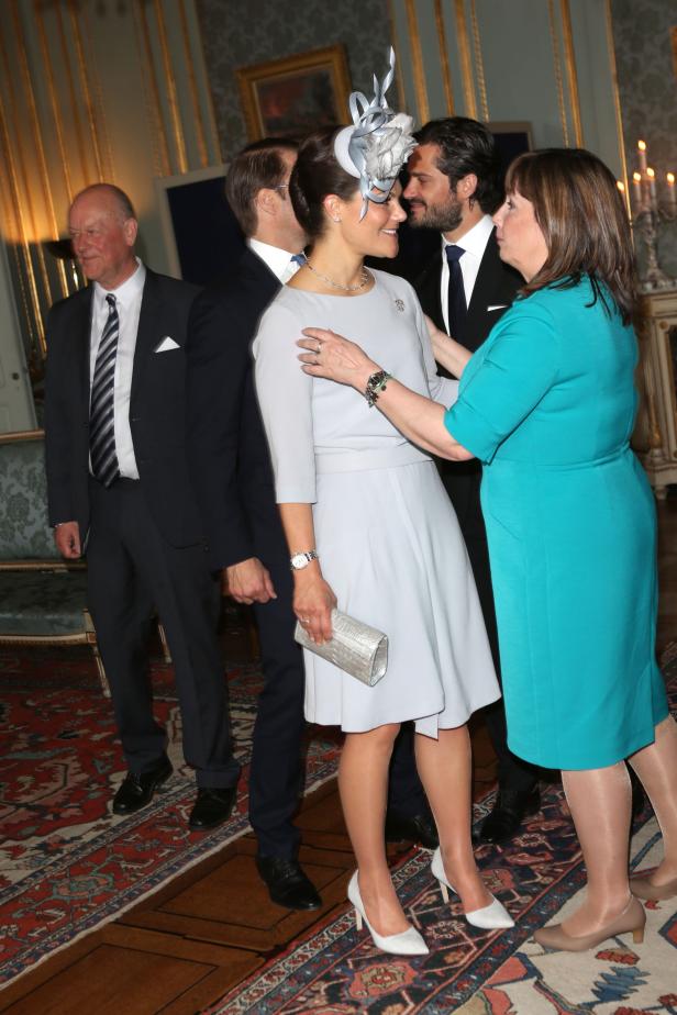 Kronprinzessin Victoria mit Prinz Carl Philip und Gästen bei einer Veranstaltung.