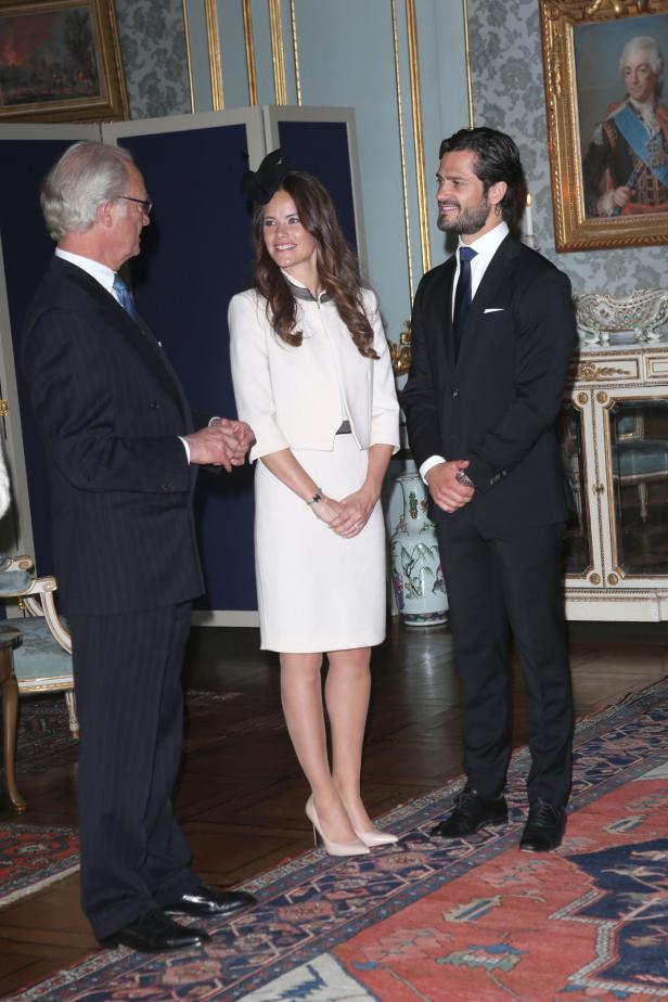 König Carl XVI. Gustaf, Prinzessin Sofia und Prinz Carl Philip bei einer Veranstaltung.