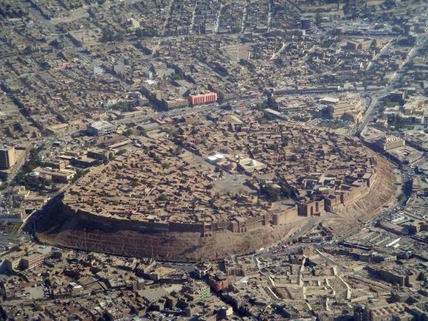 Luftaufnahme der Zitadelle von Erbil, einer befestigten Siedlung im Irak.