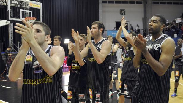 Basketballspieler klatschen während eines Spiels Beifall.