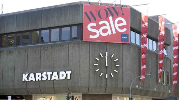 Das Karstadt-Gebäude wirbt mit einem „WOW! Sale“-Banner und roten Sale-Flaggen.