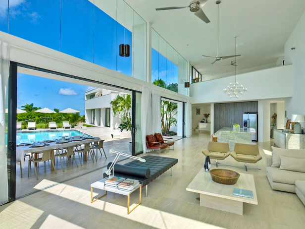 Innenansicht eines modernen Hauses mit Blick auf einen Pool und eine Terrasse.