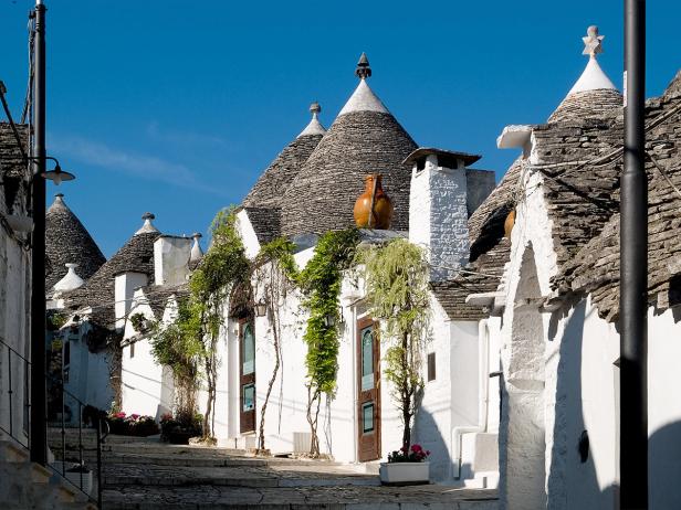 Die typischen kegelförmigen Dächer der Trulli-Häuser in Alberobello, Italien.