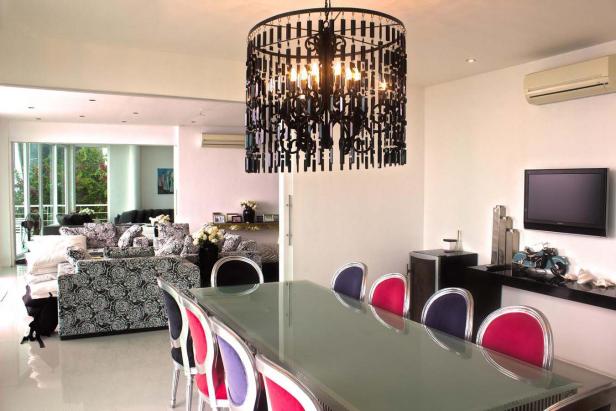 Ein Esszimmer mit einem Esstisch und einem auffälligen schwarzen Kronleuchter.